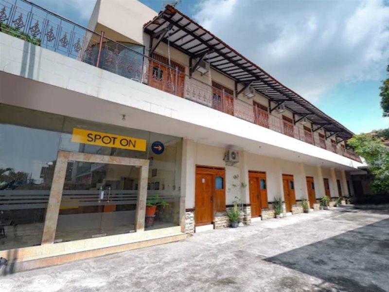 สปอต ออน 2011 โฮเต็ล มาการ์ ซารี Hotel Surakarta  ภายนอก รูปภาพ
