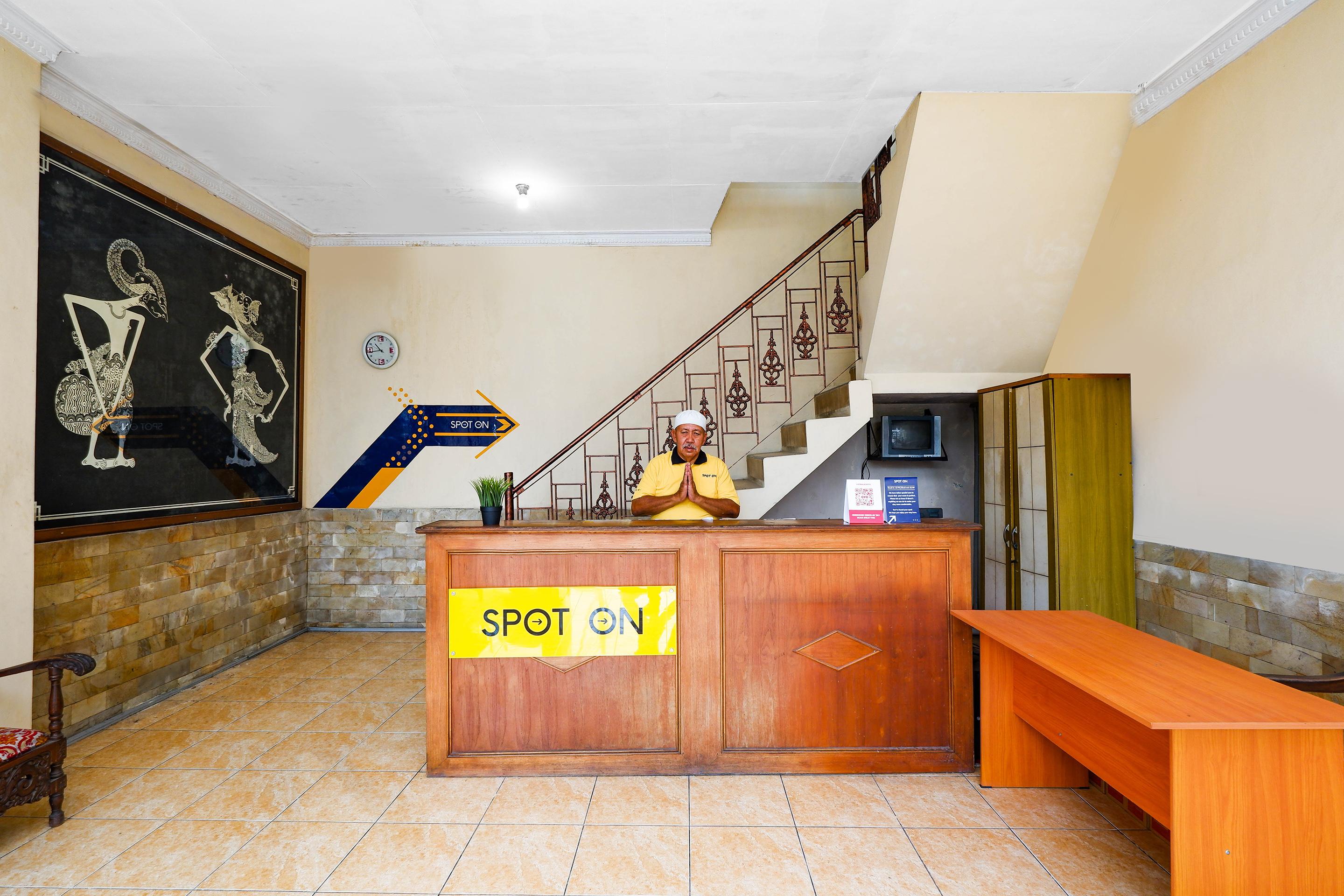 สปอต ออน 2011 โฮเต็ล มาการ์ ซารี Hotel Surakarta  ภายนอก รูปภาพ