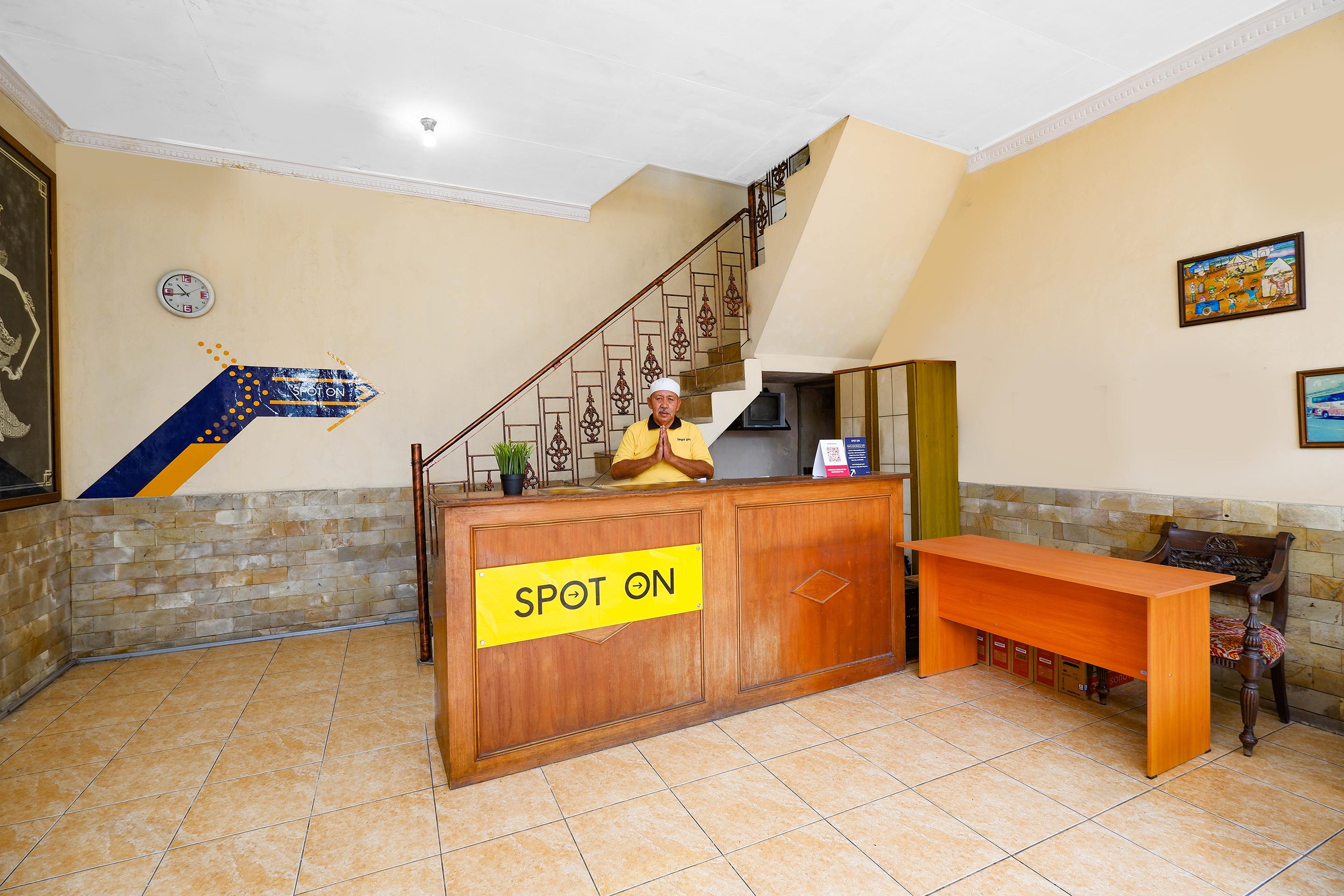 สปอต ออน 2011 โฮเต็ล มาการ์ ซารี Hotel Surakarta  ภายนอก รูปภาพ